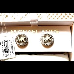 NWT👠Michael Kors MK logo SILVER earrings. Very pretty.